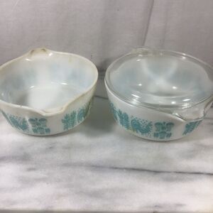 Set of 2 Vintage Pyrex Amish Butterprint 1.5 Pint Casseroles #472 (1 Lid)